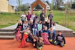 Müll sammeln in der Gemeinde